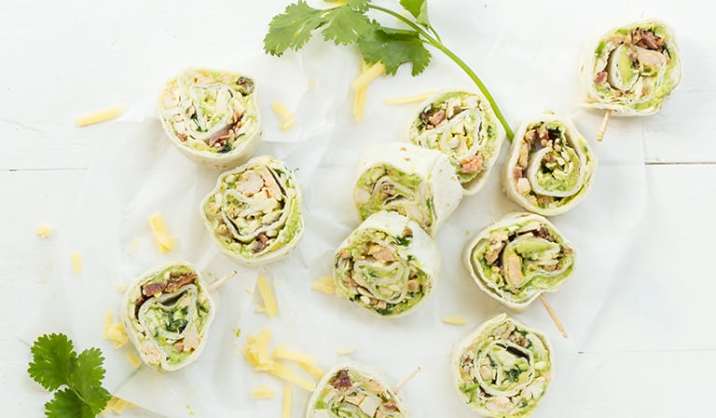 Apéro, lunch, pique-nique… Cette succulente recette de wraps à l’avocat et au lard se prête à toutes vos envies. Côté pratique, elle ne demande que quelques minutes de préparation. Mieux encore : vous pouvez aussi la préparer à l’avance. De quoi rassasier les estomacs affamés en un clin d’œil. En voilà une chouette recette, non ?
