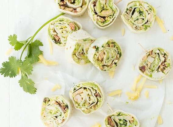 Dit recept voor wraprolletjes met avocado en spek kan zowel als aperitiefhapje geserveerd worden of kan je van tevoren klaarmaken als een handige lunch voor onderweg. Wat je er ook mee doet, het is sowieso heel erg praktisch want je kan het op voorhand klaarmaken, het vult goed en de bereiding neemt maar een paar minuten in beslag. Ideaal dus! 