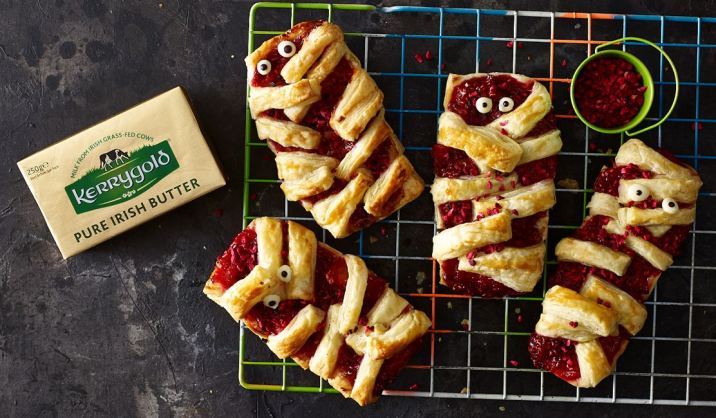 Our puff pastry tarts can be frozen raw and cooked, and once cooked, keep in a sealed container for 3 days. We are using little icing eyes for this recipe, however dots of melted white chocolate and dark chocolate works just as well!